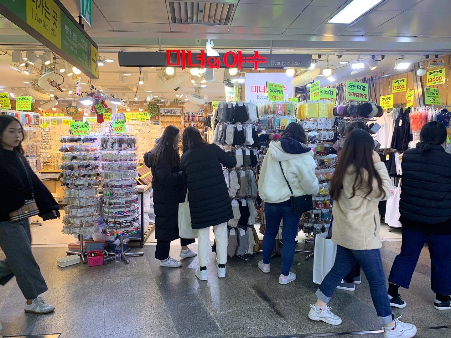 西面地下街的顾客流动，韩国釜山热门购物街，时尚潮品店，吸引众多游客。